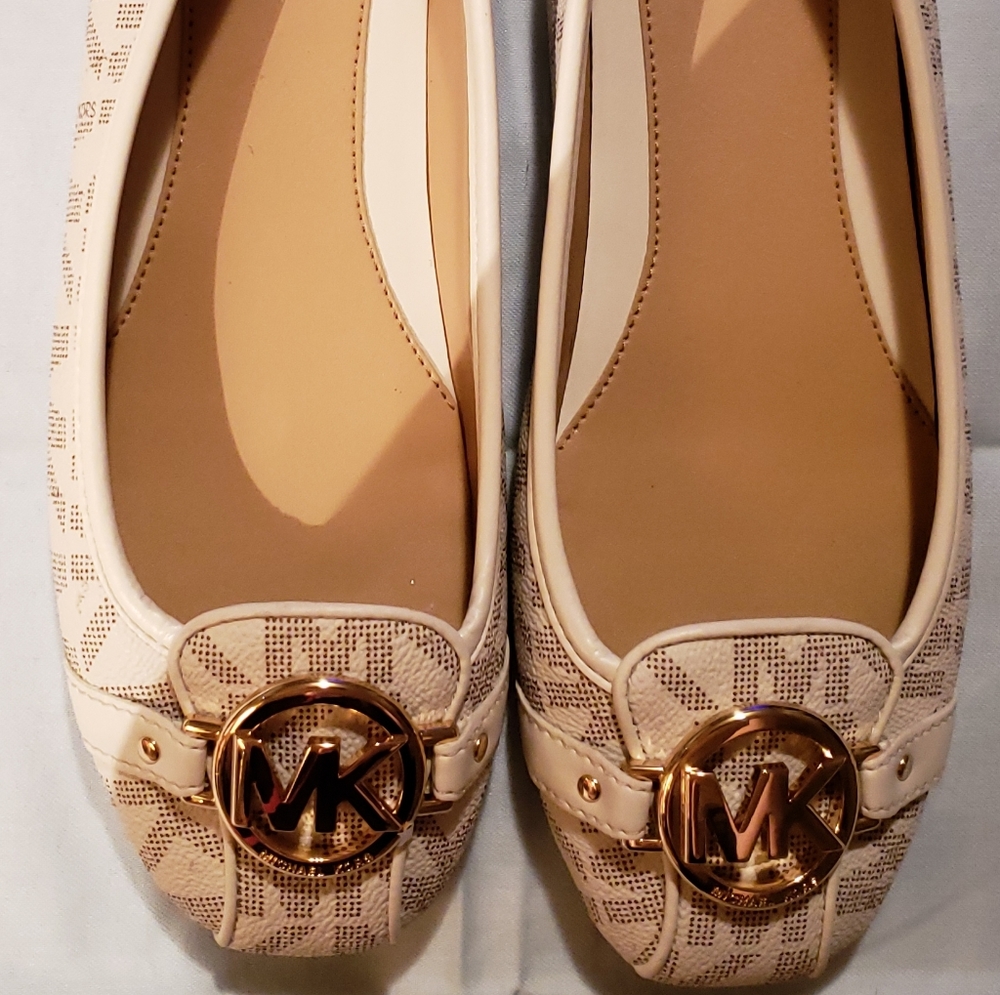 **NWOT** MICHAEL Michael Kors Flats! Size 8